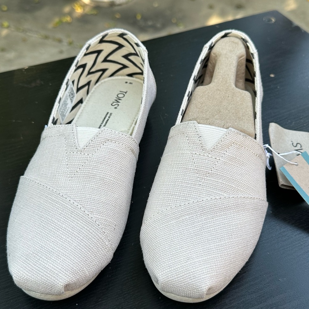 NWT - TOMS women’s size 6 - Alpargata Rope
